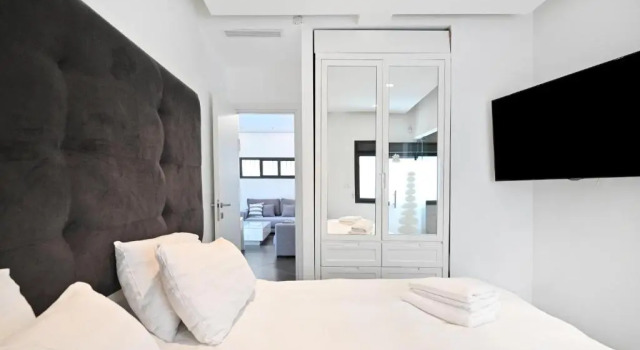 Clear 3BR in Dizzengoff 140 by HolyGuest, Забронировать Отель Отели Тель-Авива с парковкой, рядом с Пляж Иерусалим, Парковка