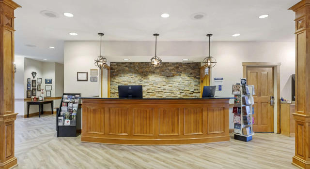 Best Western Plus Dutch Haus Inn and Suites, Buchen Sie Hotel SPA-Hotels in Columbiana, SPA