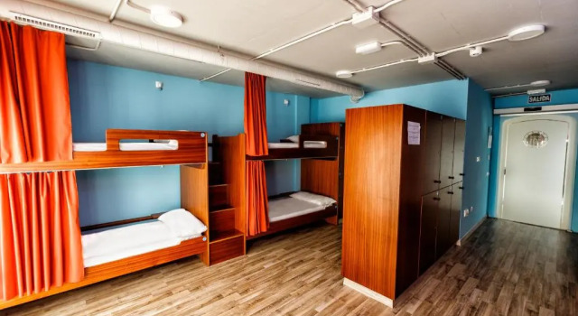 Кровать в общем номере Albergue Arribada