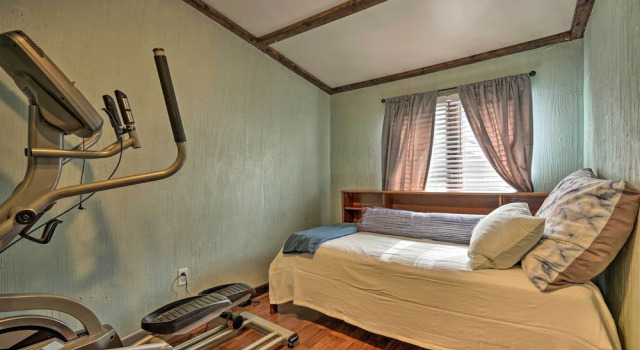 Коттедж с 3 комнатами Comfortable Craftsman Home - 2 Miles to UB Campus!