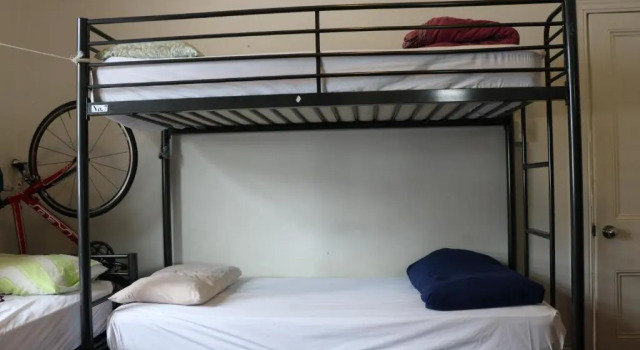 Кровать в общем номере Lantana Lodge