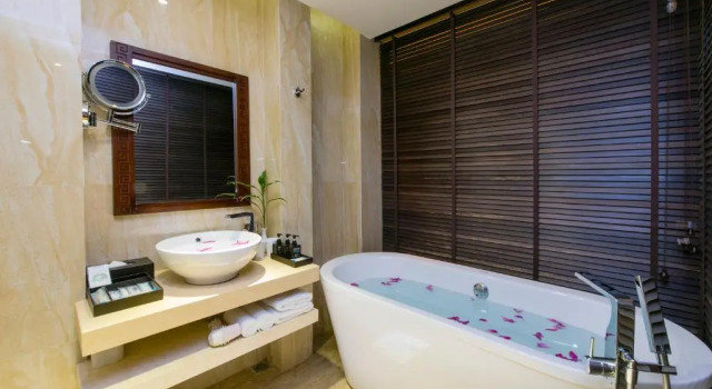Двухместный номер Deluxe Royal Riverside Hoi An Hotel-Newly Renovated & Reopened
