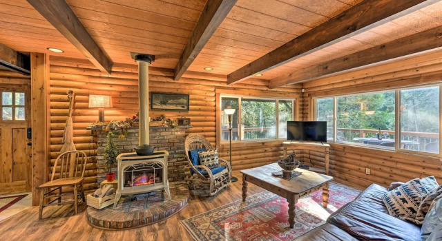 Коттедж Near Vineyards: Cabin w/ Hot Tub in Pollock Pines!