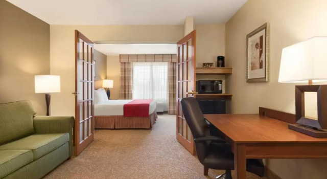 Люкс Country Inn & Suites by Radisson, Davenport - Quad Cities