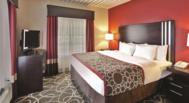 Двухместный люкс c 1 комнатой La Quinta Inn & Suites by Wyndham Elkview - Charleston NE