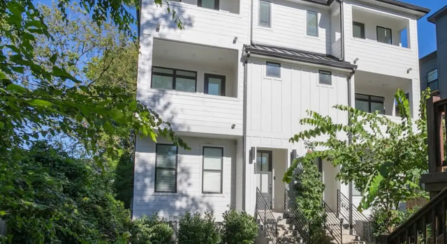 Ryman by Avantstay Centrally Located Townhouse w/ Stylish Interior & Porch Swings!, Prenota Appartamento Hotel a Tennessee con parcheggio, Parcheggio