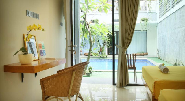 Deluxe Doppel Zimmer mit Balkon und mit Poolblick Roemah Kenari