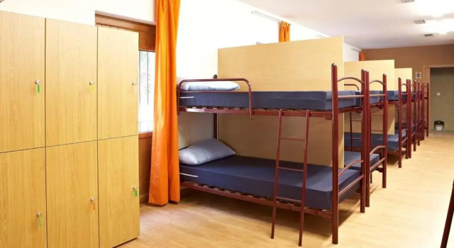 Кровать в общем номере Albergue Monasterio de La Magdalena - Hostel