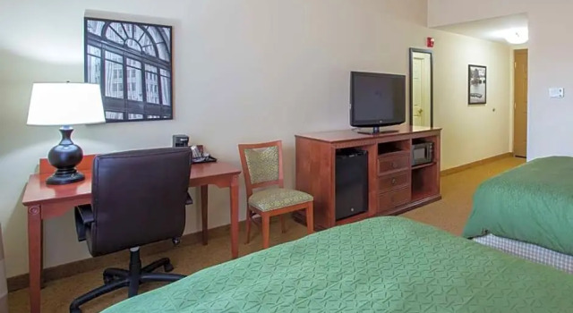 Четырёхместный люкс Country Inn & Suites by Radisson, Buffalo South I-90, NY