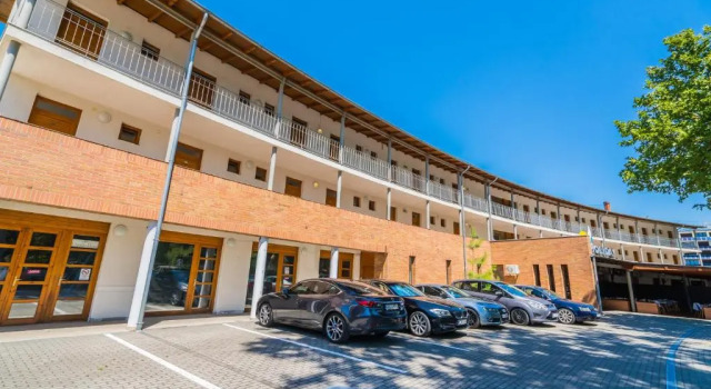 Hotel Holiday, Забронировать Отель Отели Шиофок с парковкой, рядом с Железнодорожный вокзал Шиофок, Парковка