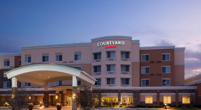 Кровать в общем номере Courtyard Marriott Ankeny