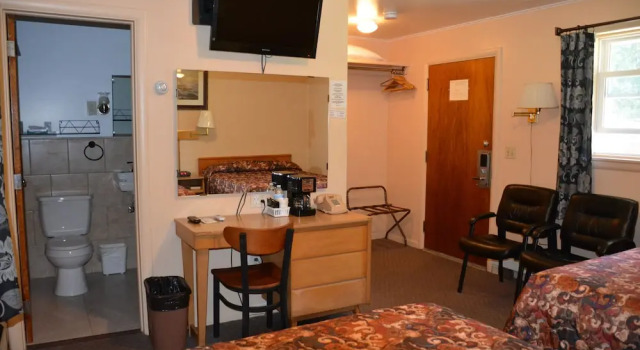 Шестиместный номер Standard The Village Motel