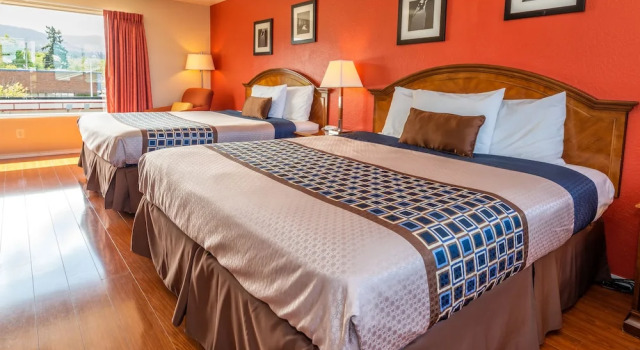 Четырёхместный номер Standard с красивым видом из окна Flagstone Motel