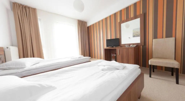 Mariss, Rezerwuj Hotel Hotele w Lancrăm z parkingiem, Parking