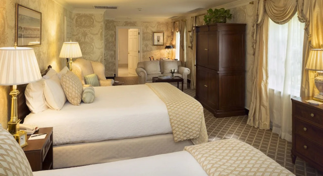 Четырёхместный номер Deluxe Williamsburg Inn, an official Colonial Williamsburg Hotel