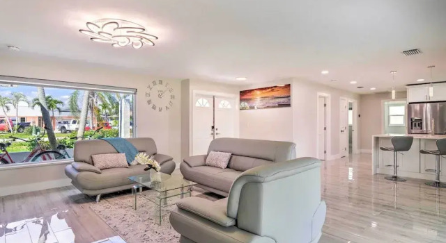 Outdoor Entertainment Oasis: Cape Coral Home, Забронировать Дом для отпуска Виллы Кейп-Корал, рядом с Пляж яхт-клуба Кейп-Корал, Вилла