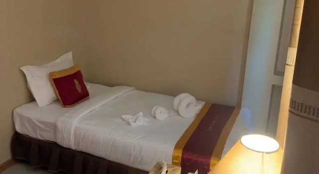 Кровать в общем номере с видом на бассейн Bagan Comfort Hotel