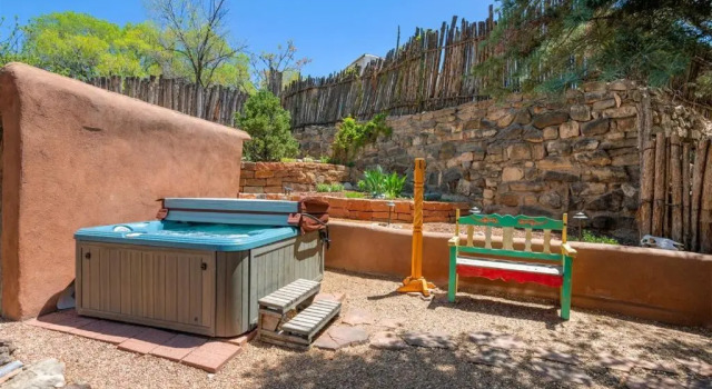 Коттедж La Luz - Luxurious East Side Adobe With Hot Tub and Kiva Fireplace, Walk Everywhere