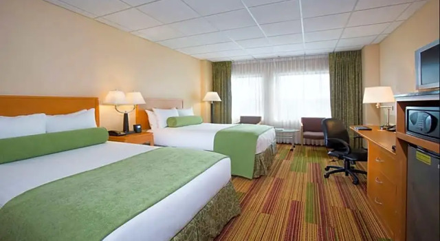 Четырёхместный номер Deluxe The Florida Hotel & Conference Center in the Florida Mall
