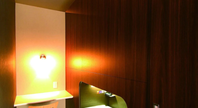 Nikoh Capsule Hotel Refre - Hostel - Caters to Men