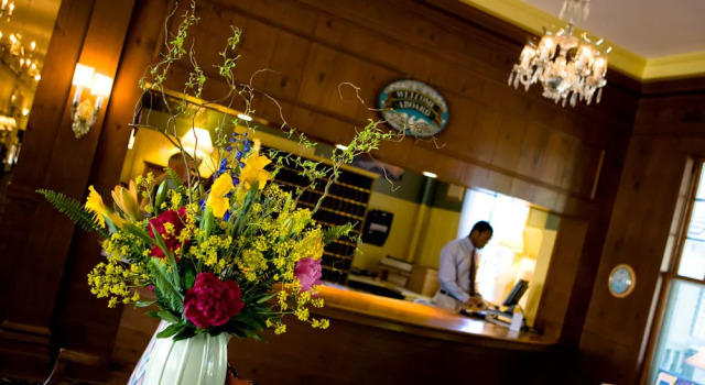 The Colony Hotel Kennebunkport, Забронировать Отель Кеннебанкпорт штат Мэн, рядом с Музей первых поселенцев Кеннебанкпорта