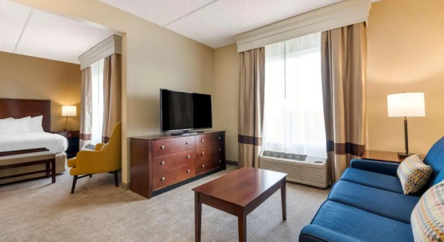 Люкс с видом на воду Comfort Suites Near Universal Orlando Resort