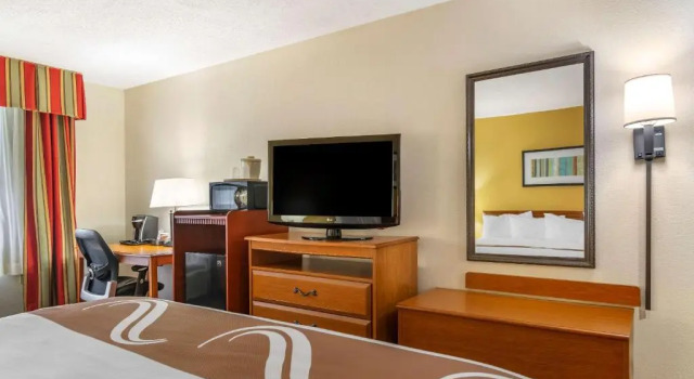 Номер Standard Quality Inn Fayetteville Near Historic Downtown Square