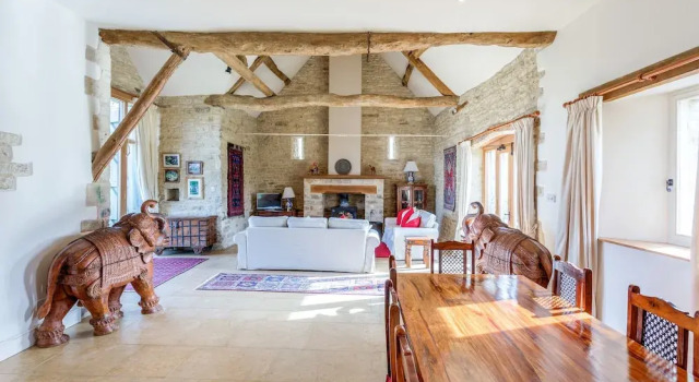 Classical Cotswolds Barn Conversion by Nature Rese