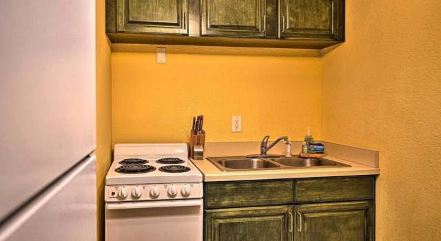 Lido Key Hideout w/ Patio & Yard + Walk to Beach!, Забронировать Апартаменты/квартира Сарасота Sarasota Area, рядом с Парк Coolidge