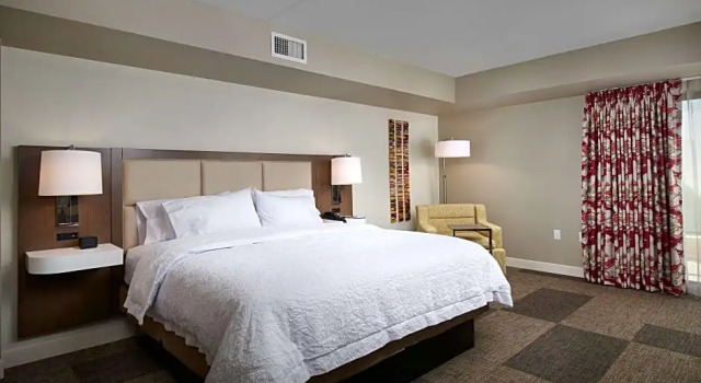 Двухместный люкс с балконом Hampton Inn & Suites Scottsdale On Shea Blvd