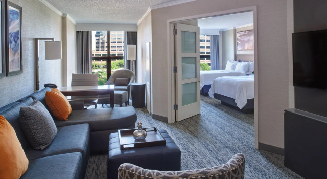 Четырёхместный люкс c 1 комнатой Chicago Marriott Suites OHare