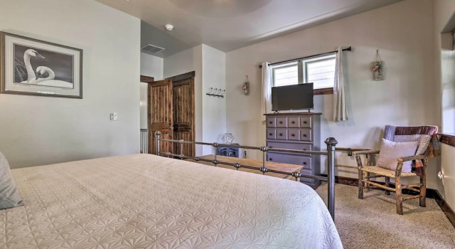 Chic House w/ Patio: 2 Blocks to Payette Lake!, Забронировать Отель Отели Мак-Колл с парковкой, рядом с McCall Golf Club, Парковка