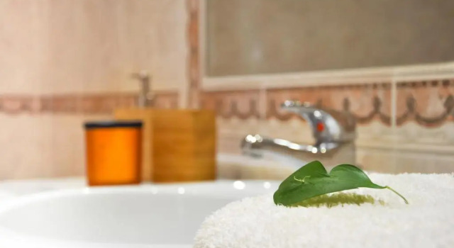 Апартаменты LovelyStay - 2BR Modern, Pool Access, Close to Marina & Beach