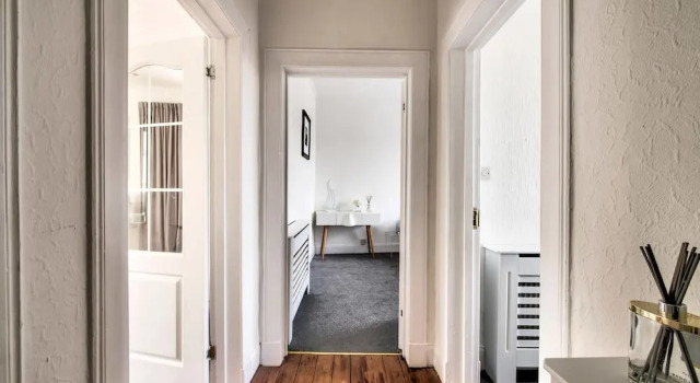 Modern 2BR Home on the Royal Mile!, Забронировать Отель Эдинбург Midlothian, рядом с Национальный музей Шотландии