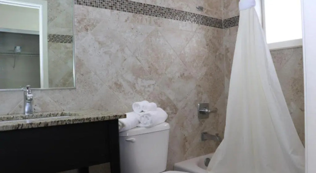 Четырёхместный номер Superior Curtis Inn & Suites
