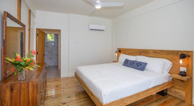Wow! Views and more, fantastic 2 bedroom in West End - Villa Agua 2 Apts by RedAwning, Book Villa Sommerhuse i West End, Hytte