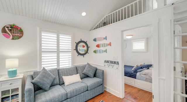 Walk to Bay Village, Beaches & More! Cozy Cottage