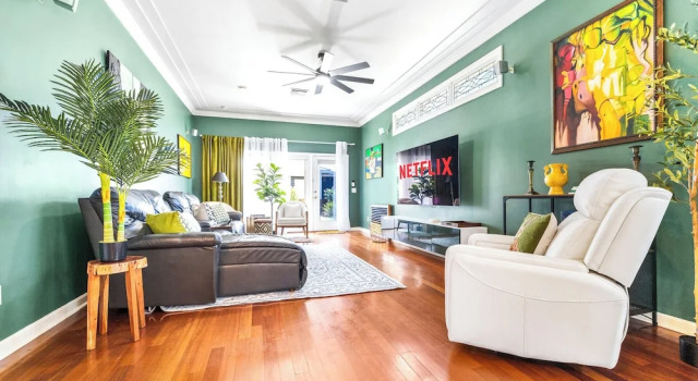 Deja Blue Retreat, Book Hotel Tampa Florida