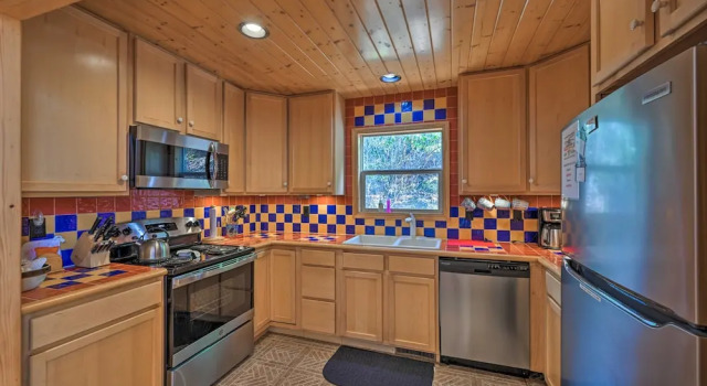 Коттедж North Carolina Escape w/ Deck, Grill & Fire Pit!
