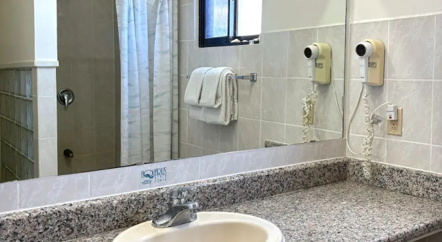 Люкс c 1 комнатой с балконом и с видом на океан Aquarius Beach Tower