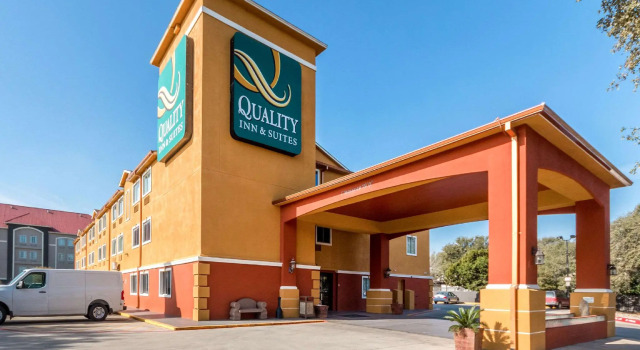 Кровать в общем номере Quality Inn & Suites SeaWorld North