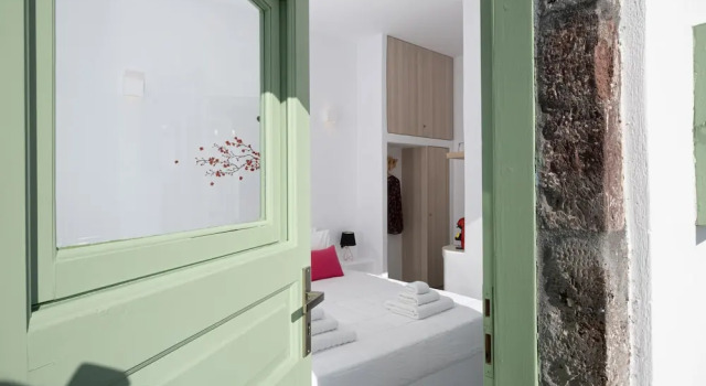 Двухместный номер Standard с балконом White Orchid Cave House & Studio