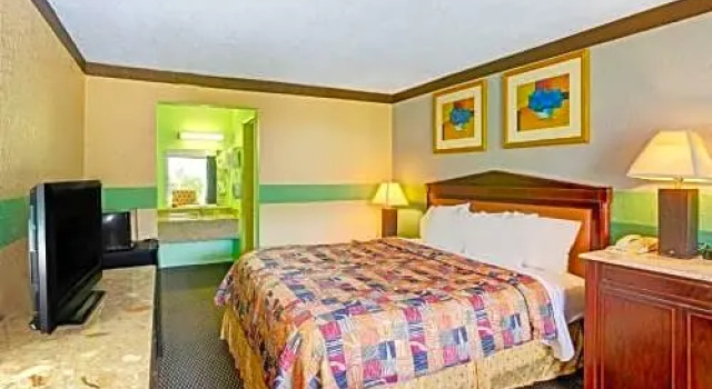Номер Standard Days Inn Charlotte North-Speedway-UNCC-Research Pa