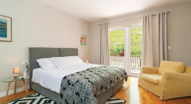 Stunning Home in Zrnovnica With 5 Bedrooms, Wifi and Outdoor Swimming Pool