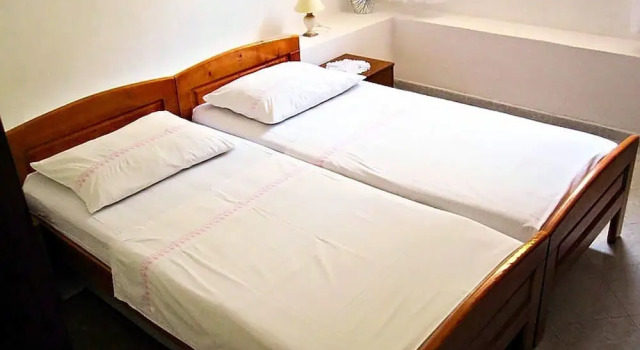 Apartment Serene Step From The Sea, Sleeps 5, Book Lejlighed Hoteller i Pasman Island med parkering, Parkering