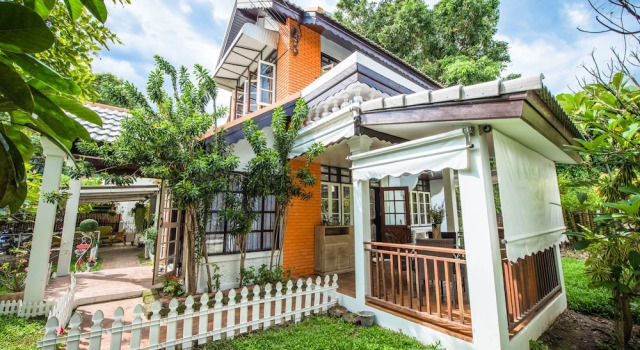 Nimman Elegant Garden Villa