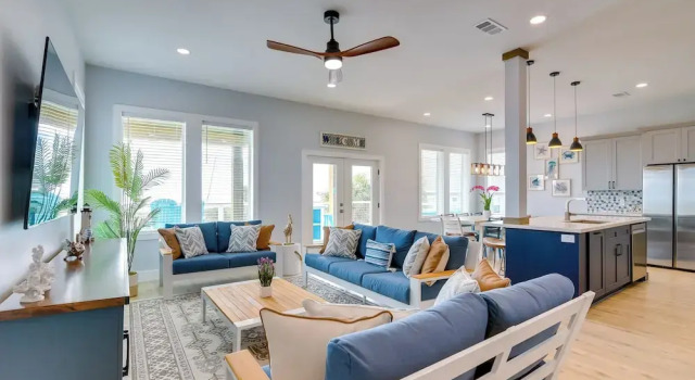 Steps to Beach: Vibrant House in Galveston!