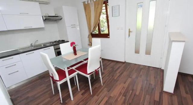 Апартаменты c 1 комнатой с балконом Apartments Poretti for 2,in Center Parking Free in the yard,6 min beach walk