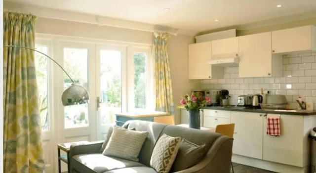 Апартаменты Trinidad, 45 School Road, Coach House