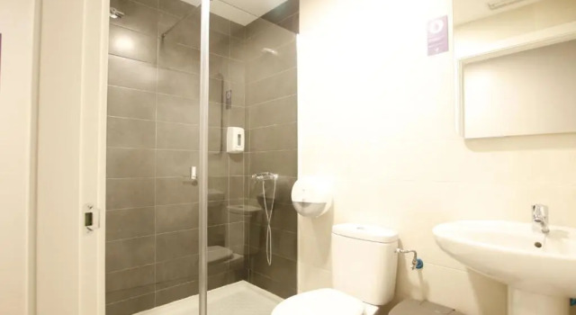 Кровать в общем номере Bilbao Metropolitan Hostel by Bossh! Hotels